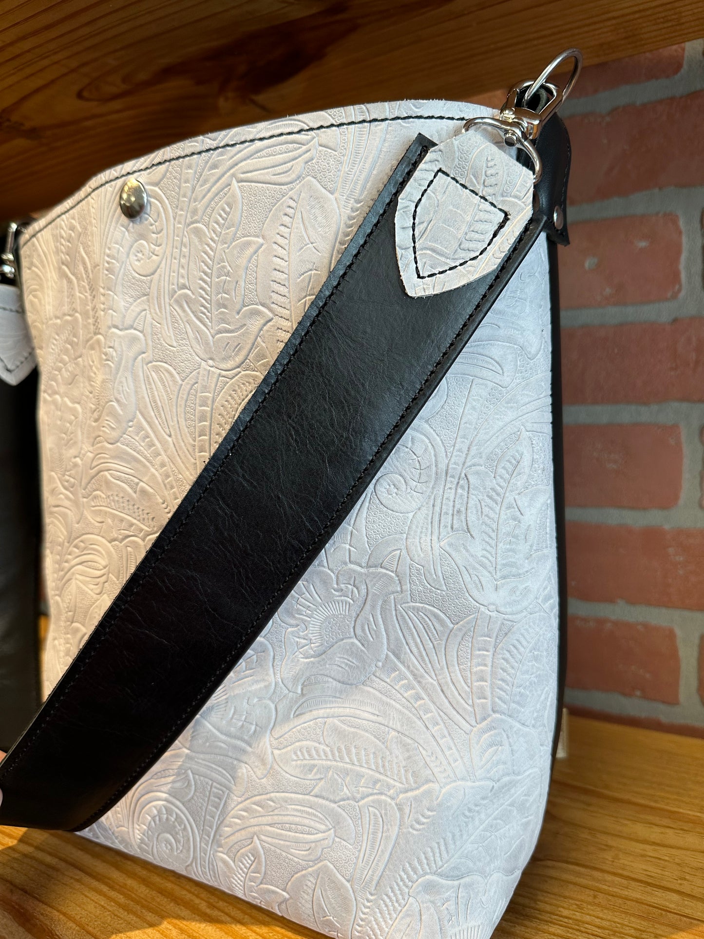 Yukon – Light grey floral embossed front with black – detail view 2