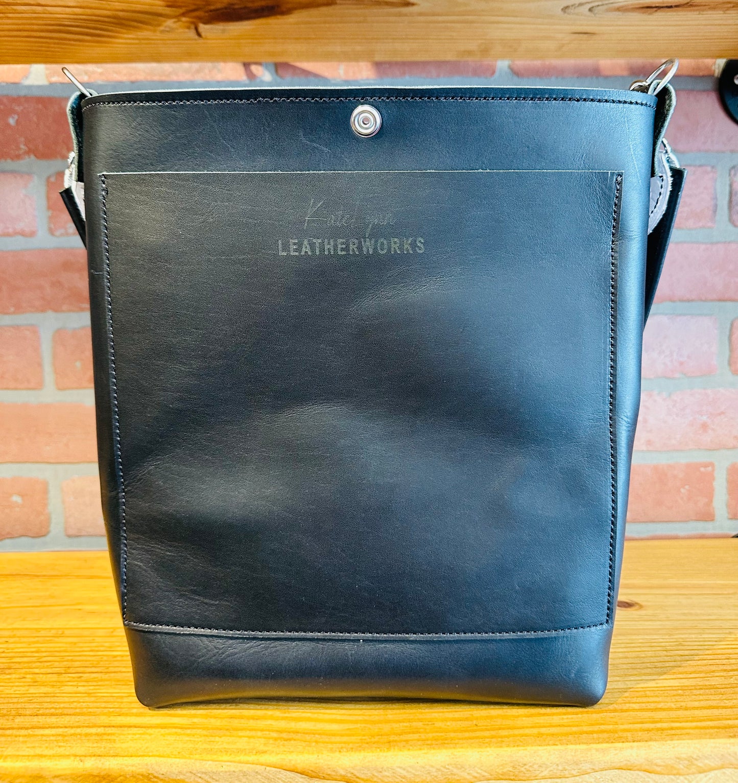 Yukon – Light grey floral embossed front with black – detail view 3