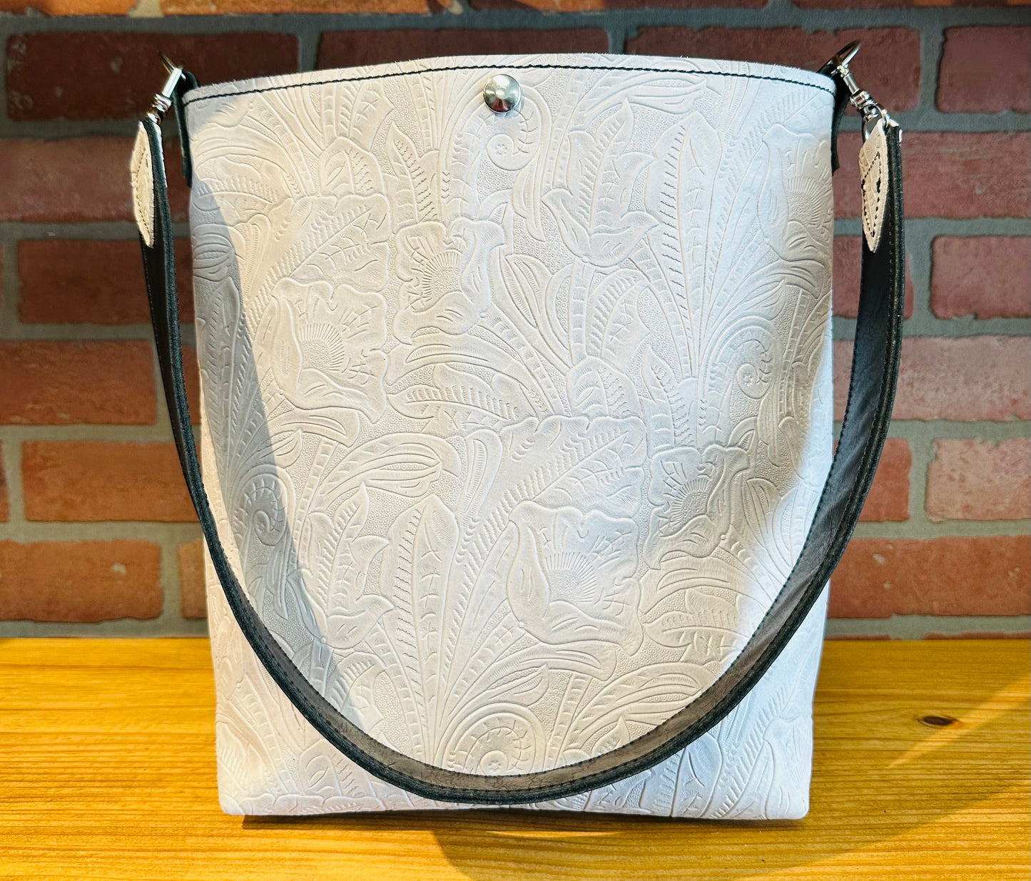 Yukon – Light grey floral embossed front with black