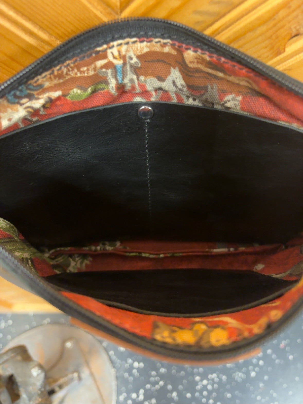 Austin bag interior with cowboys-and-cowgirls lining, a split double pocket on one side and a single pocket on the other