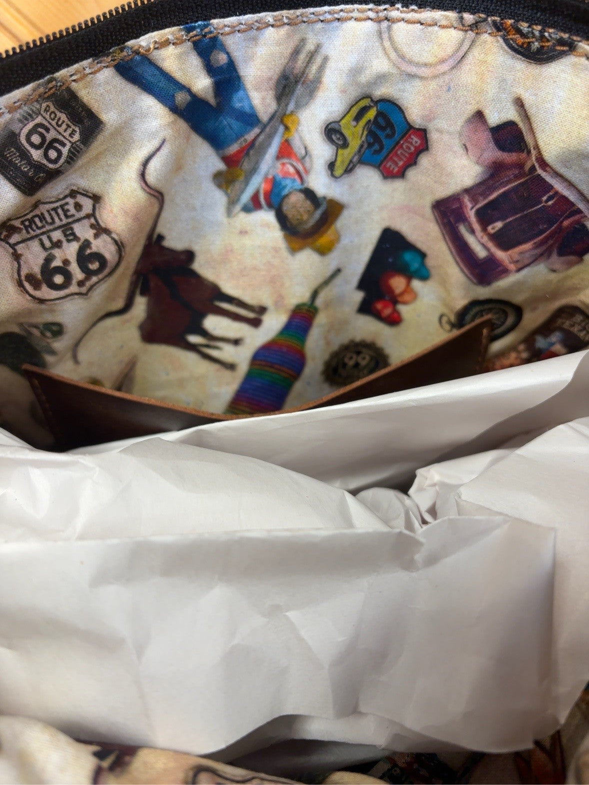 Tucson Mini interior with Route 66-print lining, an inside pocket and zipper top