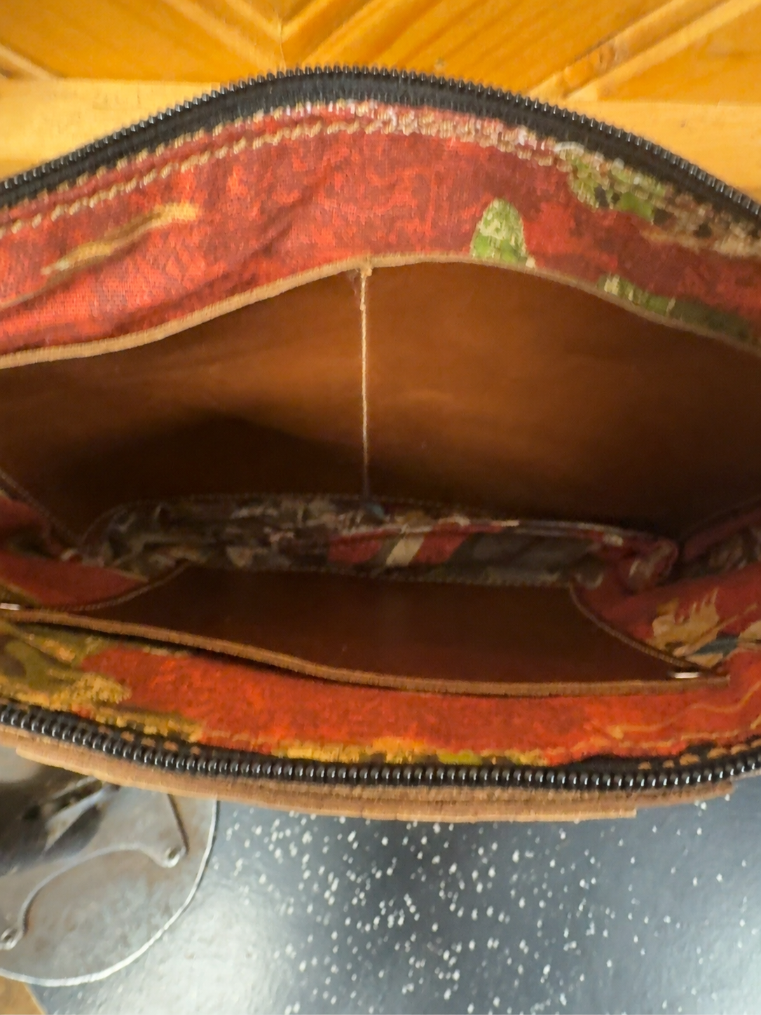 Austin bag interior with cowboys-and-cowgirls pattern, a split double pocket on one side and a single pocket on the other
