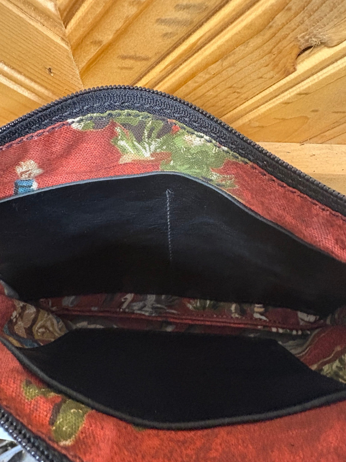 Austin bag interior with cowboys and cowgirls pattern, a split double pocket on one side and a single pocket on the other